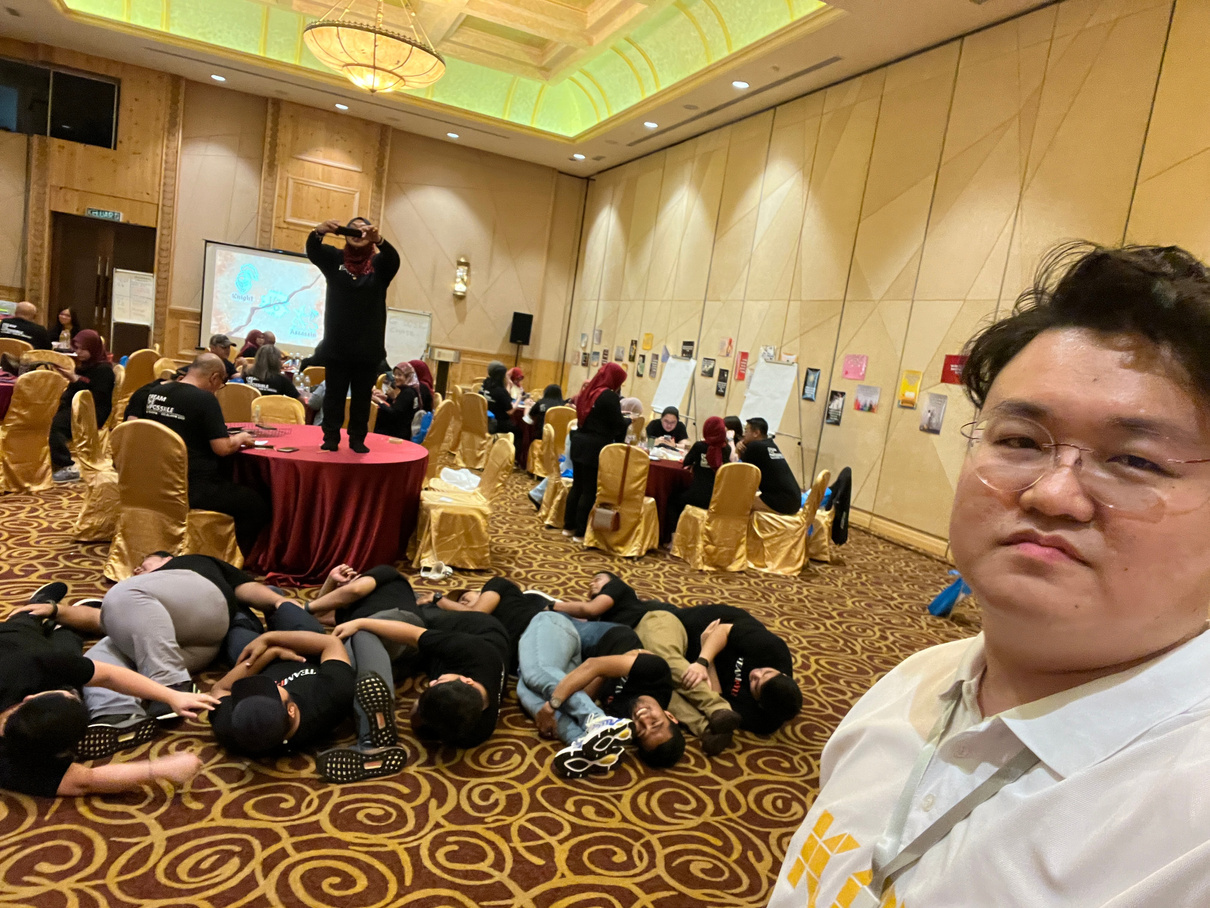 Kny Wong facilitating an AI learning session